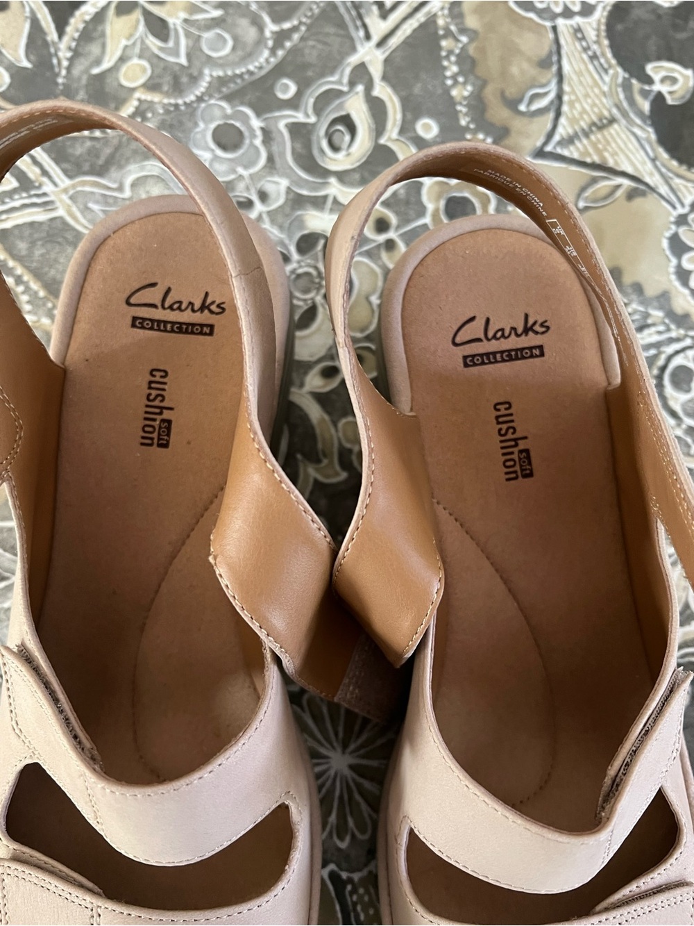 Clarks Women’s Beige/Tan Adjustable Triple-Strap Sandals 8.5 & medium - Picture 3 of 5